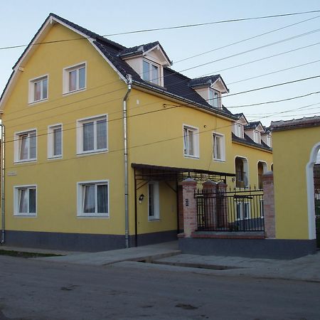 Pensiunea Poarta Oilor Girbova Экстерьер фото