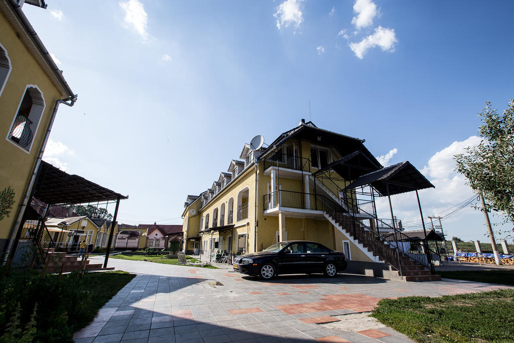 Pensiunea Poarta Oilor Girbova Экстерьер фото